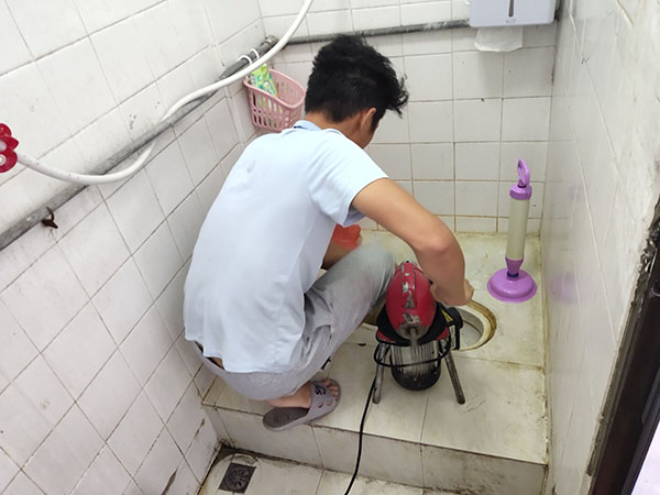 新宁管道堵塞冒臭气 专业师傅现场解决问题