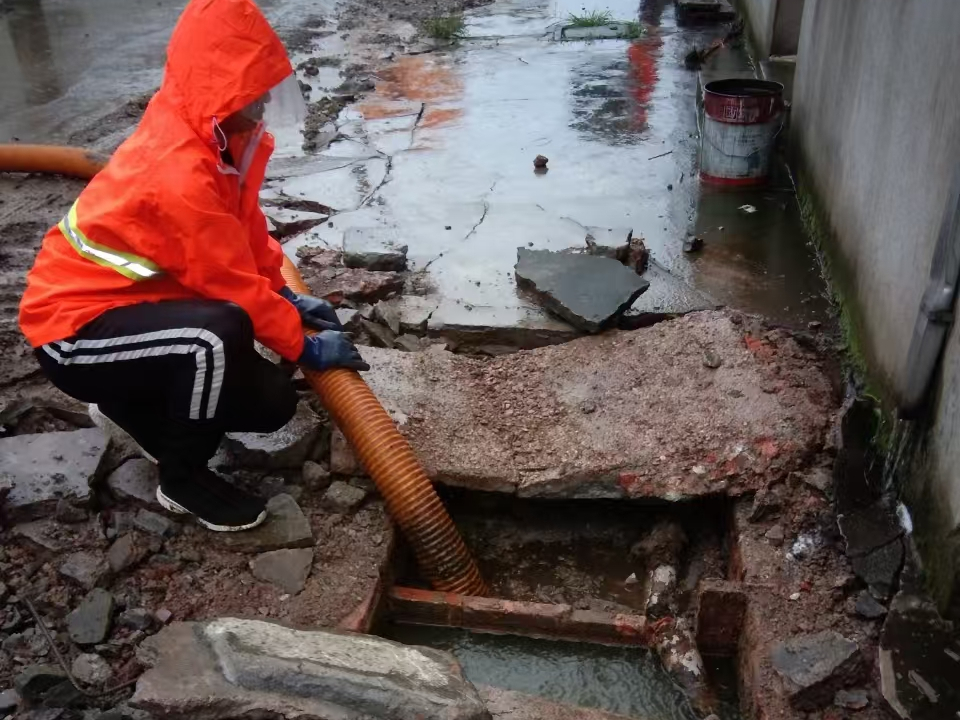 新宁专业清理污水池 炜誉市政以规范流程守护城市 “肠道”