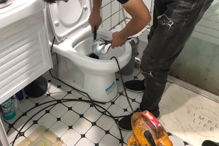 新宁马桶堵塞自己疏通还是找师傅?专业上门服务让你省时更省心