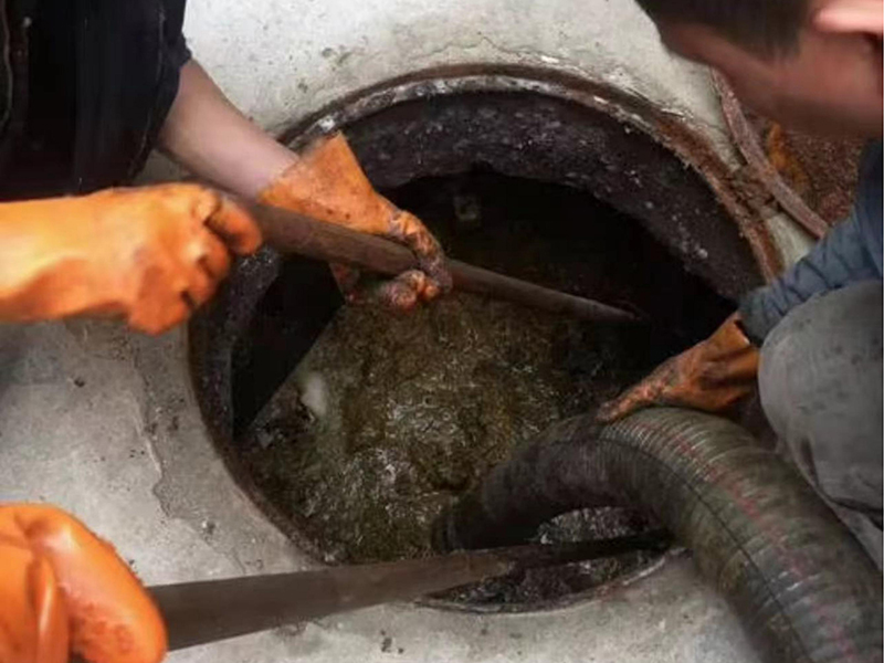 新宁清理化粪池时如何避免沼气的危害?